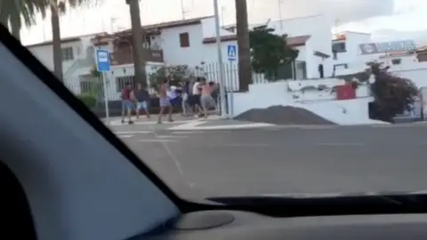 Brutal pelea en plena calle entre jóvenes en Arona, al sur de Tenerife Brutal pelea en plena calle entre jóvenes en Arona, al sur de Tenerife