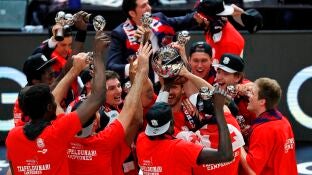 Los jugadores del Baskonia celebran el t&iacute;tulo logrado ante el Barcelona