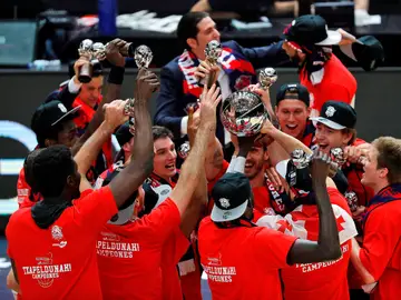 Los jugadores del Baskonia celebran el título logrado ante el Barcelona Los jugadores del Baskonia celebran el título logrado ante el Barcelona