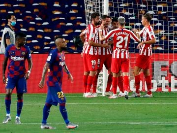 Saúl celebra uno de sus dos goles en el Camp Nou