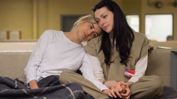 Taylor Schilling y Laura Prepon como Piper y Alex en 'Orange is the New Black'