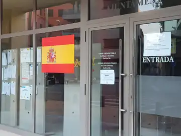 Bandera de España en el Ayuntamiento de Tremp Bandera de España en el Ayuntamiento de Tremp