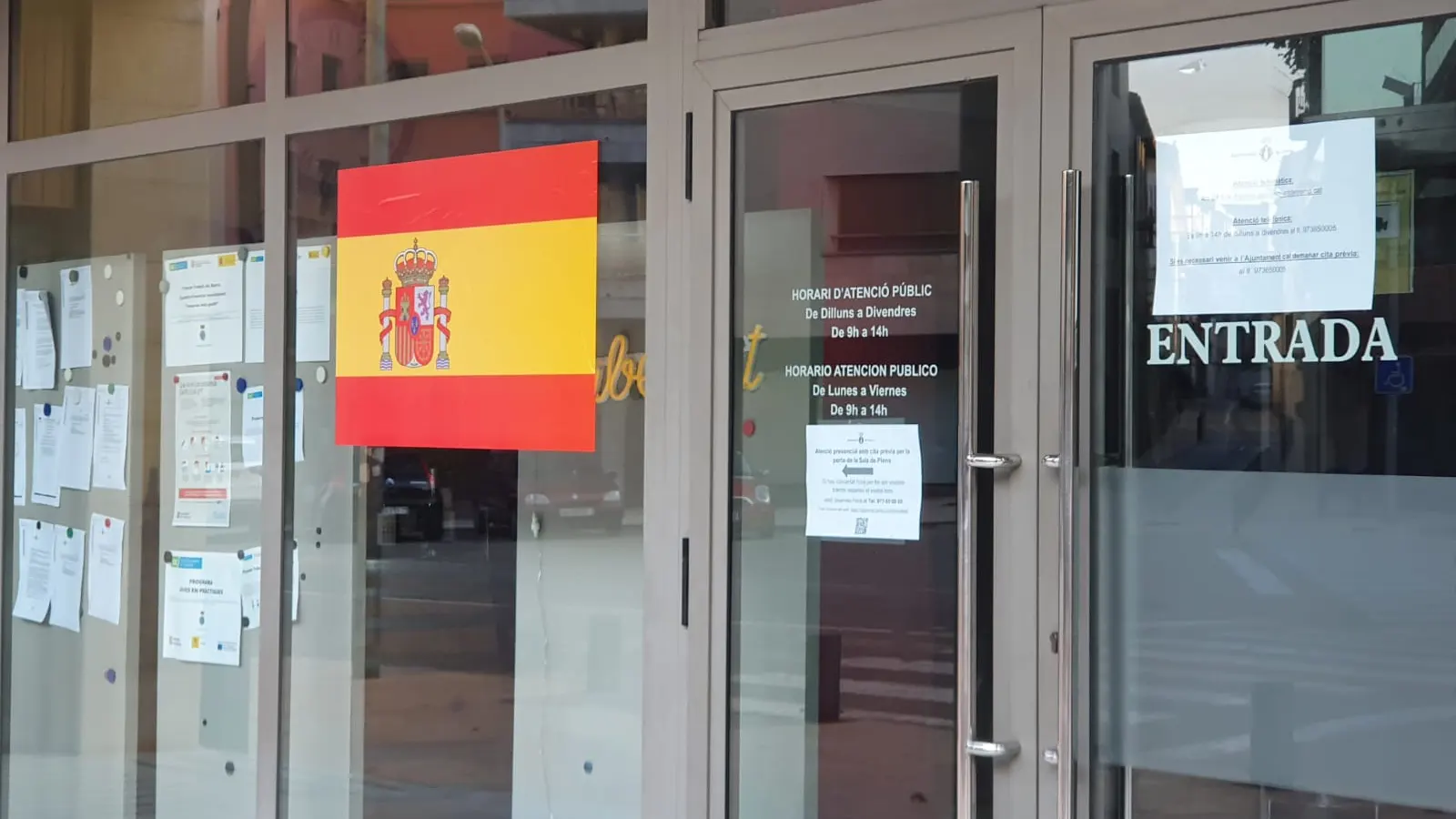 Bandera de España en el Ayuntamiento de Tremp Bandera de España en el Ayuntamiento de Tremp