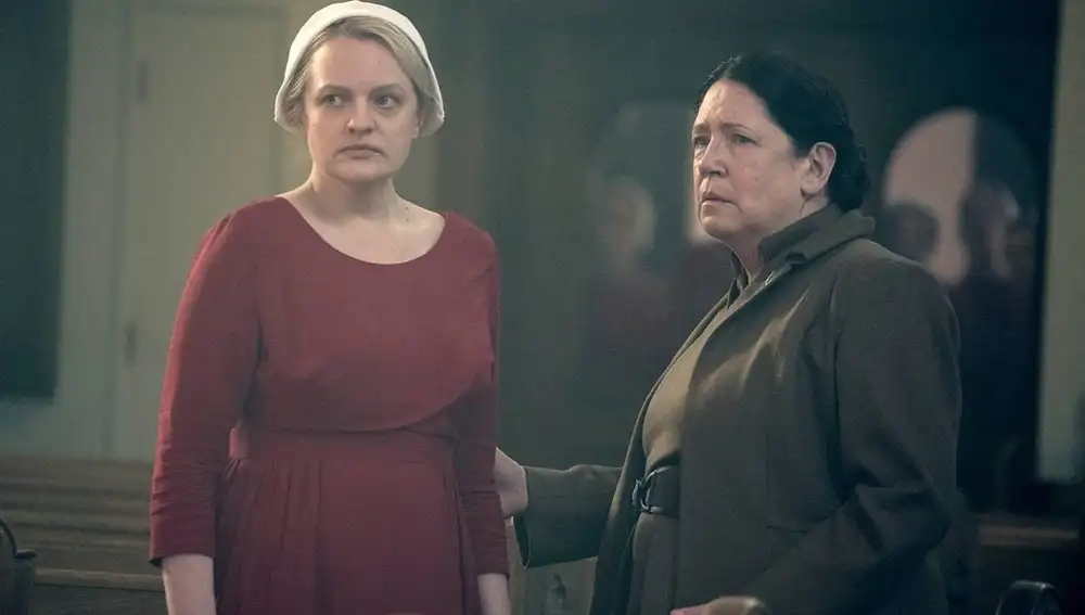Elisabeth Moss y Ann Dowd como June y tía Lydia en 'El cuento de la criada'