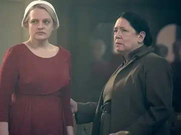 Elisabeth Moss y Ann Dowd como June y tía Lydia en 'El cuento de la criada' Elisabeth Moss y Ann Dowd como June y tía Lydia en 'El cuento de la criada'