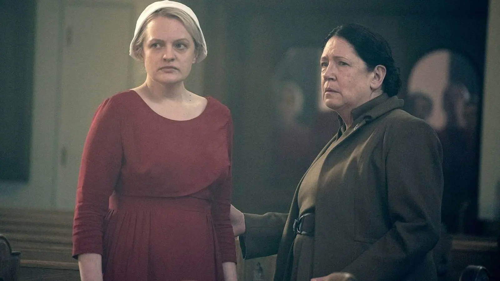 Elisabeth Moss y Ann Dowd como June y tía Lydia en 'El cuento de la criada' Elisabeth Moss y Ann Dowd como June y tía Lydia en 'El cuento de la criada'