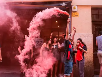 Un aficionado del Baskonia celebra el título de la ACB en una calle de Vitoria Un aficionado del Baskonia celebra el título de la ACB en una calle de Vitoria