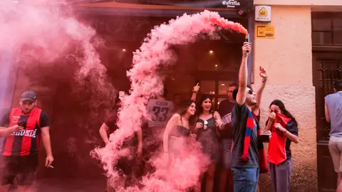 Un aficionado del Baskonia celebra el título de la ACB en una calle de Vitoria Un aficionado del Baskonia celebra el título de la ACB en una calle de Vitoria