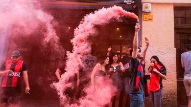 Centenares de personas celebran en Vitoria la ACB sin mascarillas ni distancia de seguridad contra el coronavirus