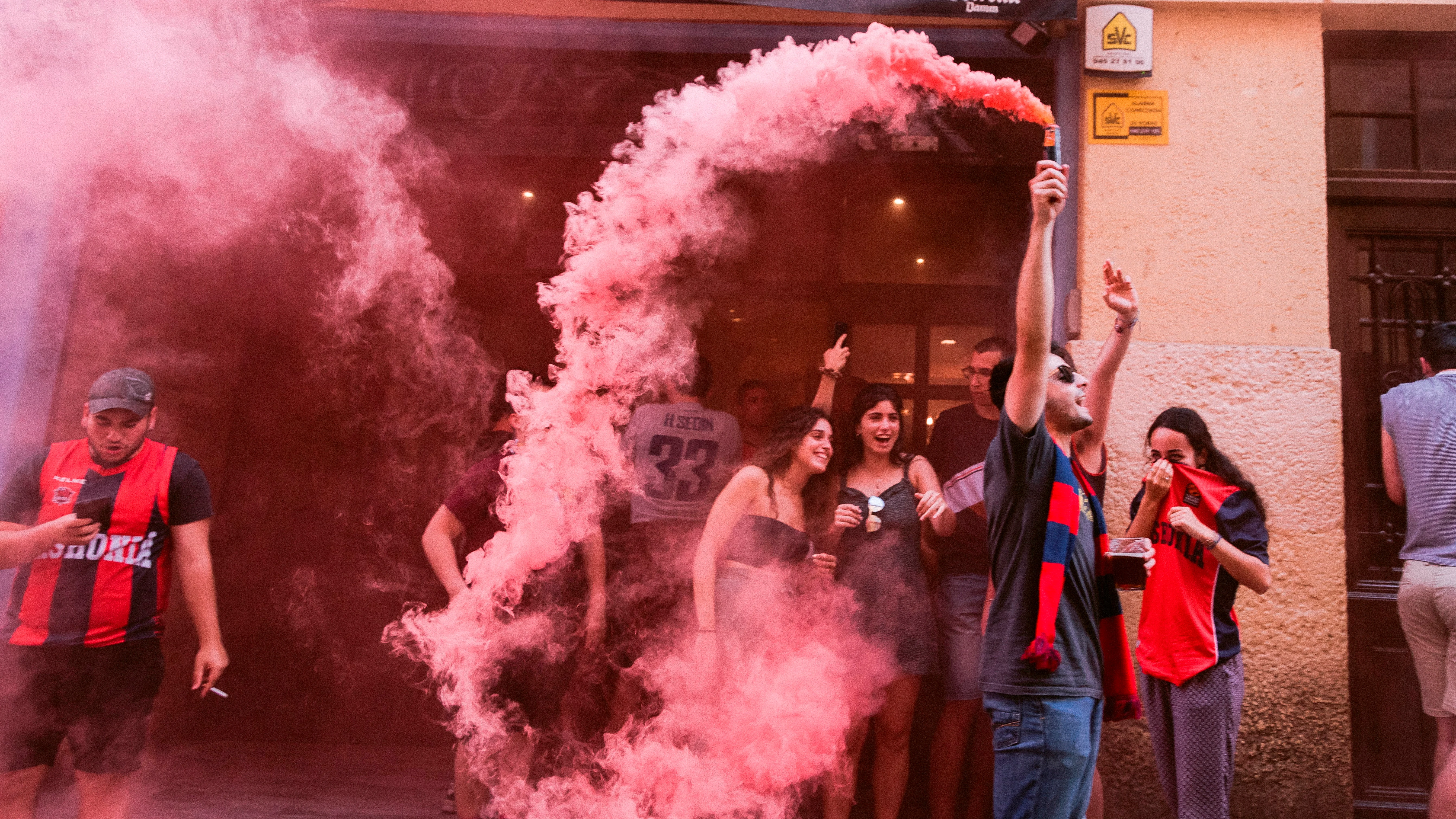 Un aficionado del Baskonia celebra el título de la ACB en una calle de Vitoria Un aficionado del Baskonia celebra el título de la ACB en una calle de Vitoria