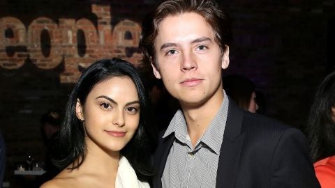 Camila Mendes y Cole Sprouse de 'Riverdale'