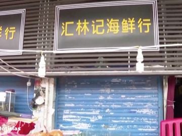 Los expertos de la OMS visitan el mercado de Huanan donde se registraron los primeros casos de coronavirus