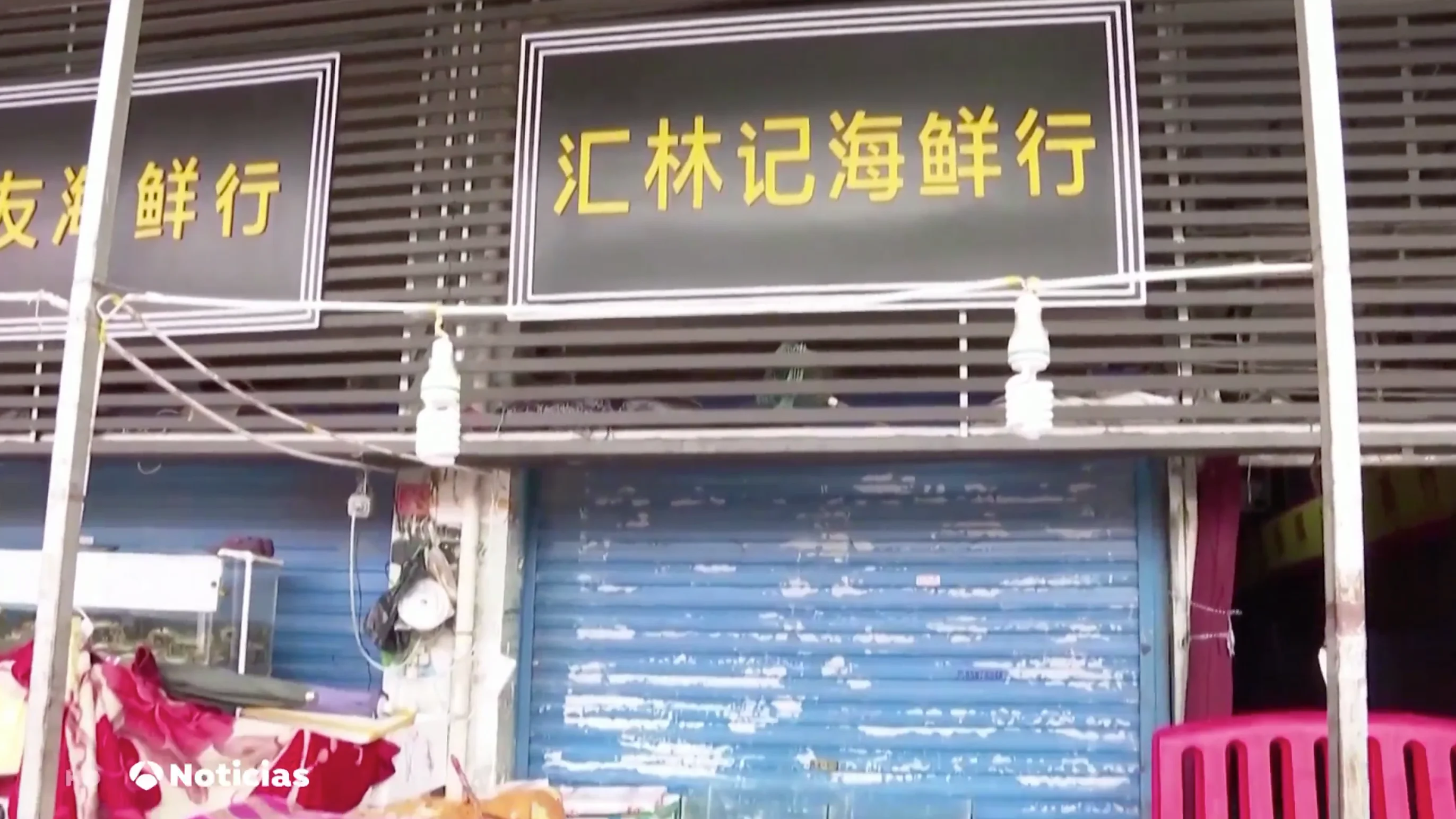 Los expertos de la OMS visitan el mercado de Huanan donde se registraron los primeros casos de coronavirus