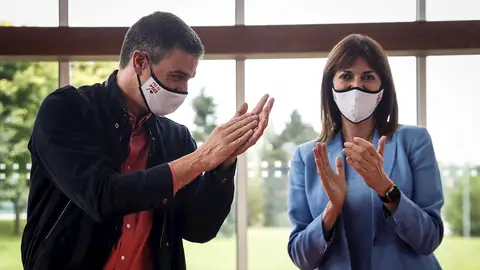 Pedro Sánchez con Idoia Mendía en un acto de campaña Pedro Sánchez con Idoia Mendía en un acto de campaña