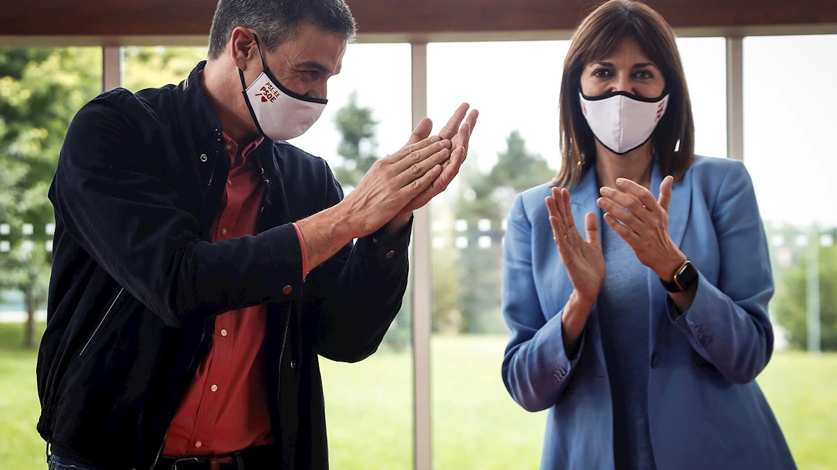 Pedro S&aacute;nchez con Idoia Mend&iacute;a en un acto de campa&ntilde;a