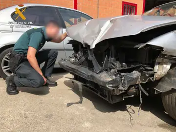 Un guardia civil mirando el coche Un guardia civil mirando el coche