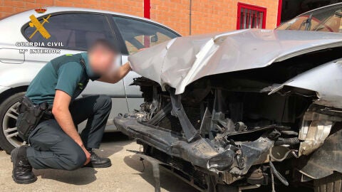 Un guardia civil mirando el coche
