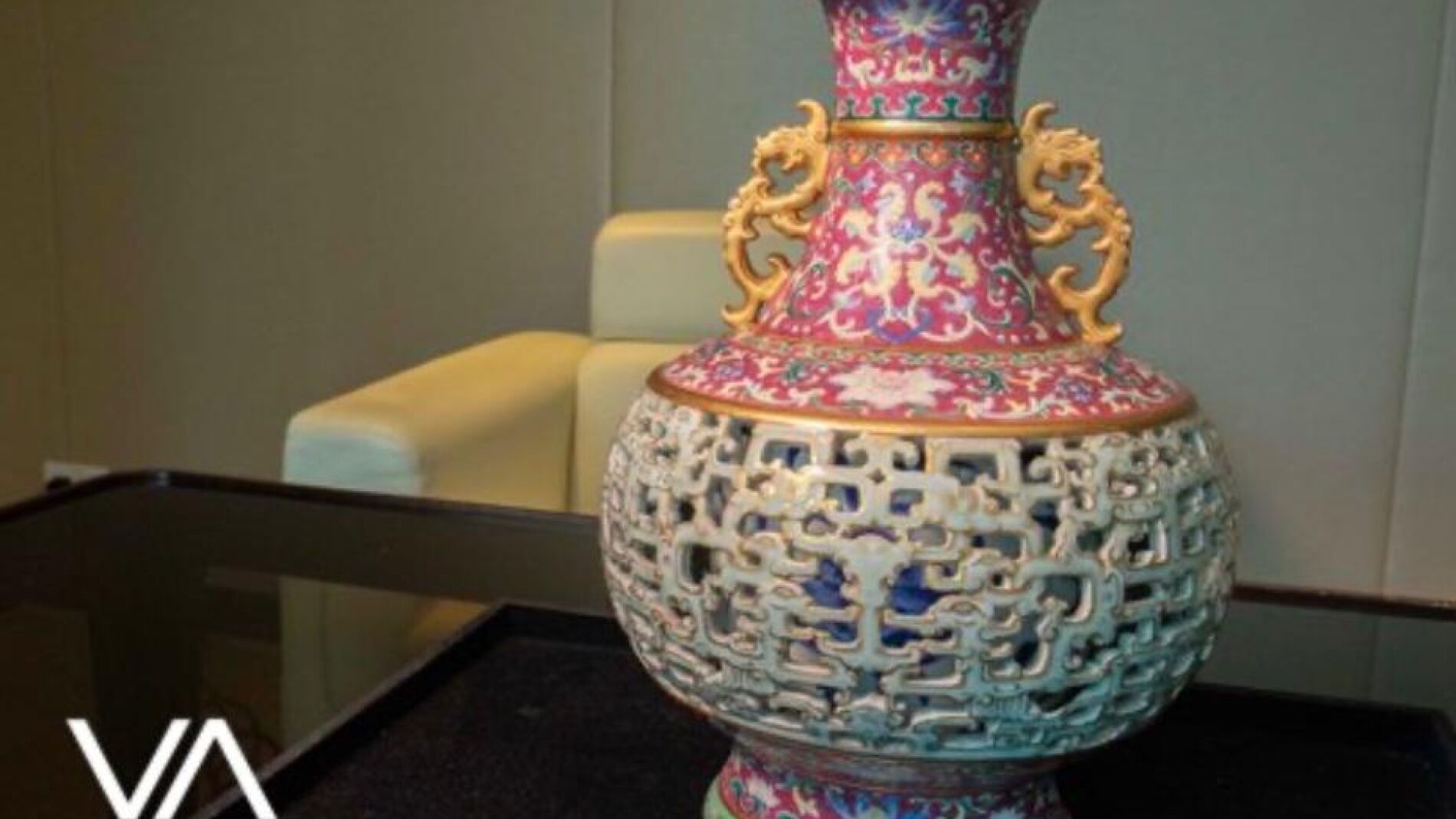 Encuentra un jarr&oacute;n chino en un armario