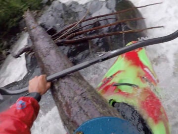 Raphael Urscheler vive la peor pesadilla de un kayakista en el río Ubaye de Francia