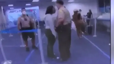 Brutal tortazo de un policía a una afroamericana en Miami Brutal tortazo de un policía a una afroamericana en Miami