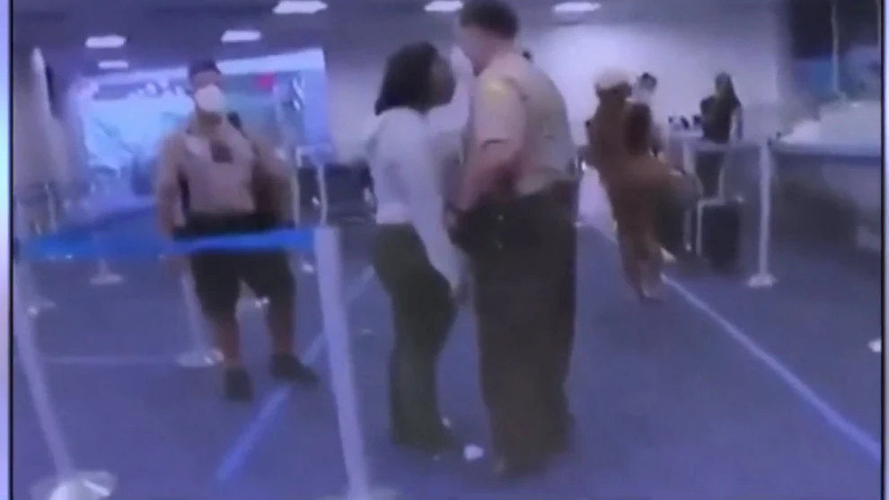 Brutal tortazo de un polic&iacute;a a una afroamericana en Miami
