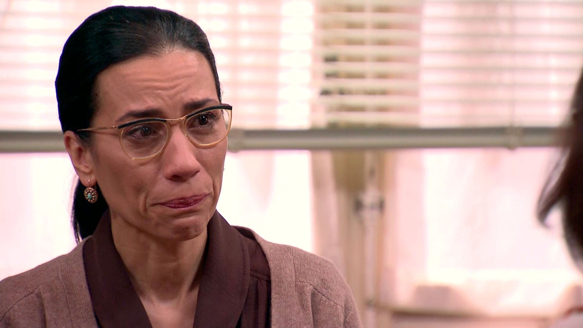 Manolita, aterrada con la idea de Luisita  y Amelia se derrumba con Cristina