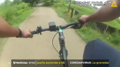 Un policía toma prestada la bicicleta de un ciclista para perseguir al autor de un tiroteo en Atlanta