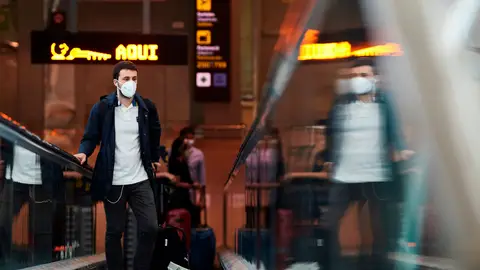 Un pasajero se dispone a embarcar en la terminal 1 del aeropuerto Josep Tarradellas Barcelona El Prat Un pasajero se dispone a embarcar en la terminal 1 del aeropuerto Josep Tarradellas Barcelona El Prat