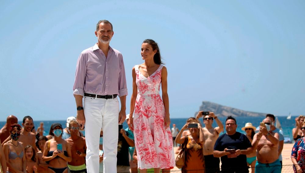 El rey Felipe VI y la reina Letizia posan en el paseo marítimo de Benidorm