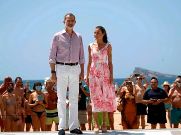 El rey Felipe VI y la reina Letizia posan en el paseo marítimo de Benidorm