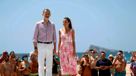 El rey Felipe VI y la reina Letizia posan en el paseo marítimo de Benidorm El rey Felipe VI y la reina Letizia posan en el paseo marítimo de Benidorm