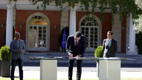 Gobierno y agentes sociales firman el pacto para reactivar la economía Gobierno y agentes sociales firman el pacto para reactivar la economía