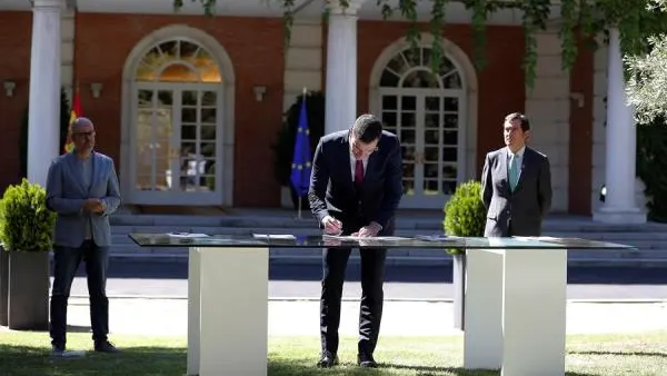 Gobierno y agentes sociales firman el pacto para reactivar la economía Gobierno y agentes sociales firman el pacto para reactivar la economía