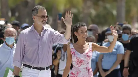 El rey Felipe VI y la reina Letizia posan en el paseo marítimo de Benidorm El rey Felipe VI y la reina Letizia posan en el paseo marítimo de Benidorm