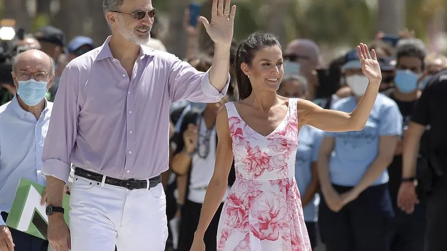 El rey Felipe VI y la reina Letizia posan en el paseo marítimo de Benidorm El rey Felipe VI y la reina Letizia posan en el paseo marítimo de Benidorm