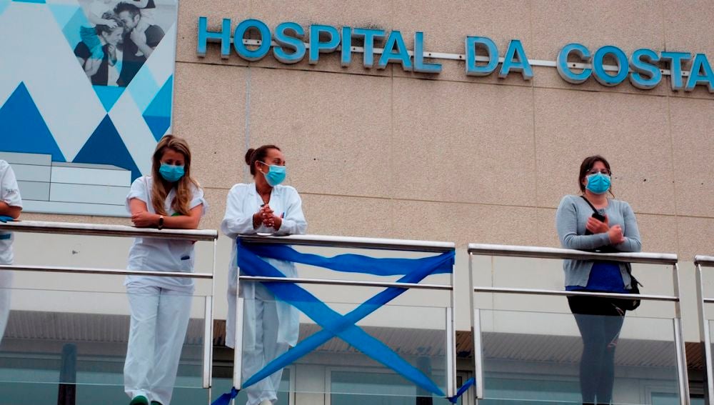 Miembros del personal del Hospital da Costa, en Burela, Lugo