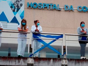 Miembros del personal del Hospital da Costa, en Burela, Lugo