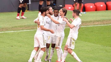 Los jugadores del Real Madrid celebran el gol de Sergio Ramos