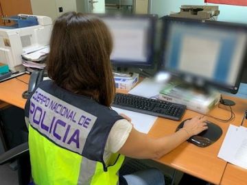 Una agente de la Policía Nacional trabajando