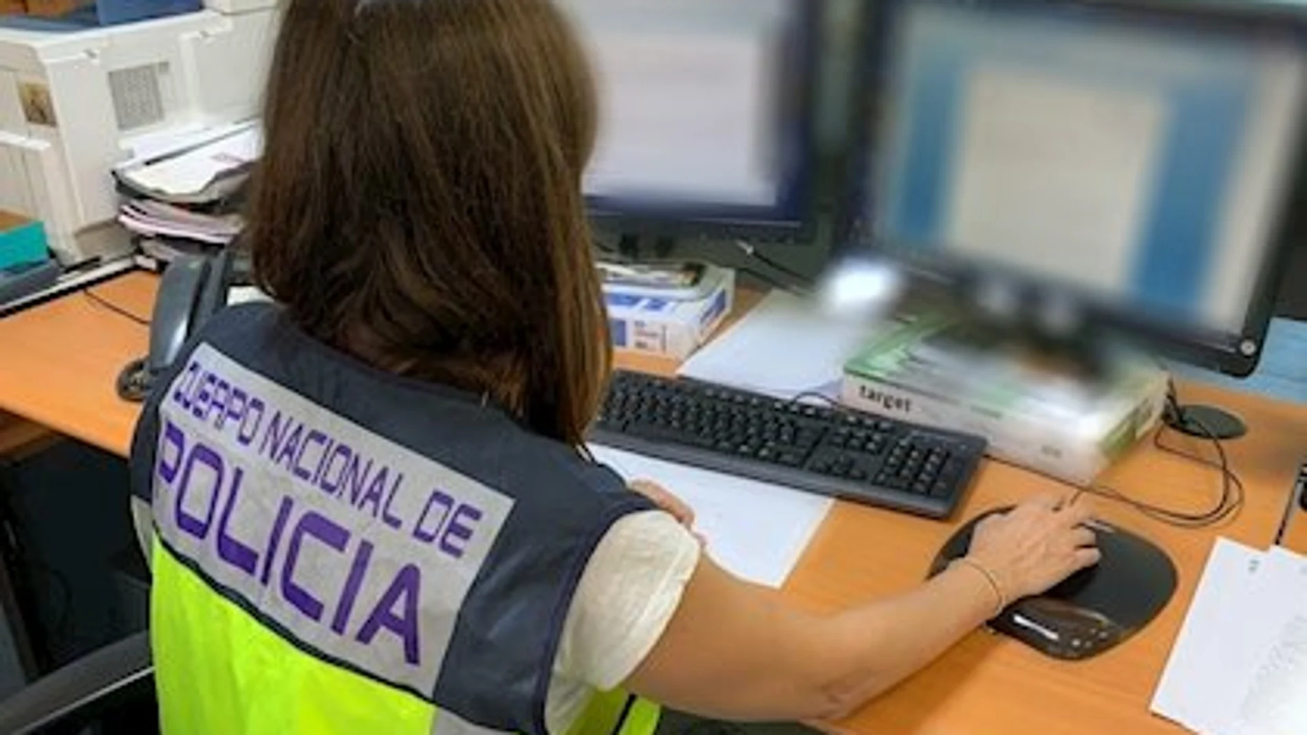Una agente de la Policía Nacional trabajando Una agente de la Policía Nacional trabajando
