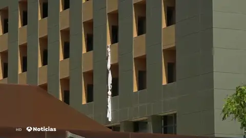 Buscan a un joven ingresado por coronavirus en el Hospital de Cartagena tras fugarse por la ventana atando sábanas Buscan a un joven ingresado por coronavirus en el Hospital de Cartagena tras fugarse por la ventana atando sábanas