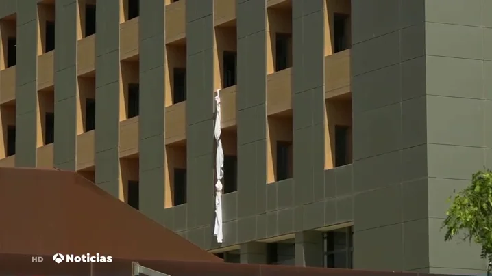 Buscan a un joven ingresado por coronavirus en el Hospital de Cartagena tras fugarse por la ventana atando sábanas Buscan a un joven ingresado por coronavirus en el Hospital de Cartagena tras fugarse por la ventana atando sábanas