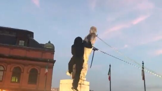 Momento del derribo de la estatua de Crist&oacute;bal Col&oacute;n en Baltimore