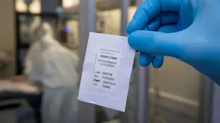 Un sanitario enseña un pequeño sobre con hidroxicloroquina Un sanitario enseña un pequeño sobre con hidroxicloroquina