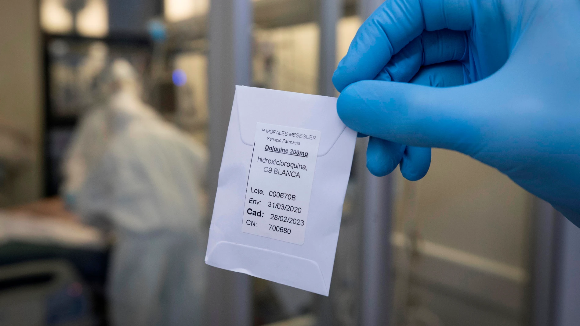 Un sanitario enseña un pequeño sobre con hidroxicloroquina Un sanitario enseña un pequeño sobre con hidroxicloroquina