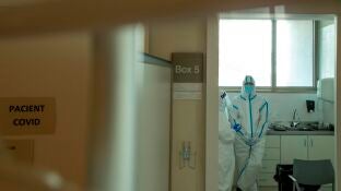Profesionales sanitarios realizan test PCR en los Centros de Atenci&oacute;n Primaria