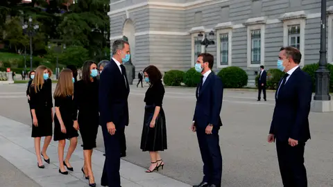 Los Reyes, junto a sus hijas, a su llegada a la catedral de la Almudena Los Reyes, junto a sus hijas, a su llegada a la catedral de la Almudena