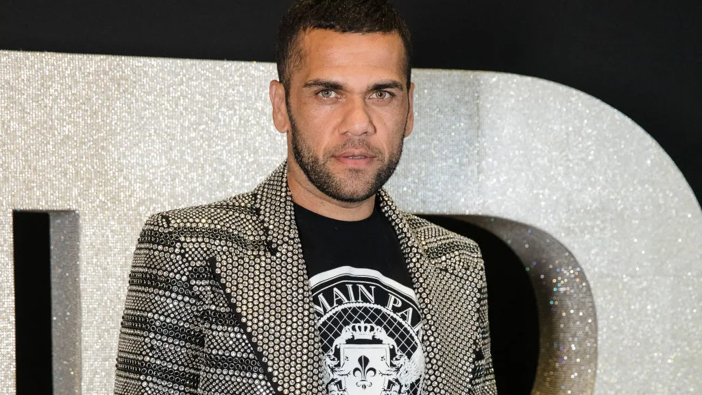 Dani Alves se suma a las críticas al arbitraje del Real Madrid: "Ya nos lo enseñaron..." Dani Alves se suma a las críticas al arbitraje del Real Madrid: "Ya nos lo enseñaron..."