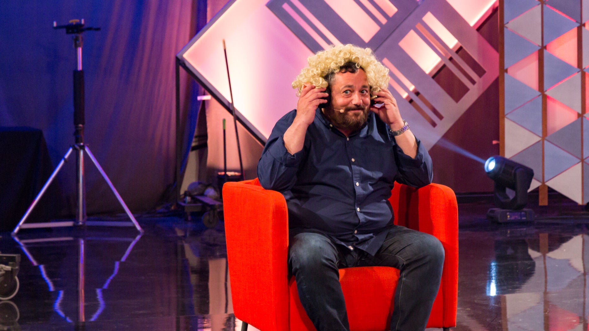 Pepón Nieto demuestra su gran talento para adivinar canciones con mímica 