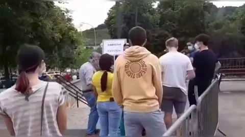 Largas colas en las carpas instaladas en Ordizia (Gipuzkoa) para hacerse la prueba de coronavirus tras el rebrote Largas colas en las carpas instaladas en Ordizia (Gipuzkoa) para hacerse la prueba de coronavirus tras el rebrote